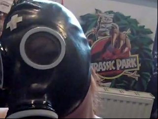 XHamster Porno - German Gothic Girl In Gasmaske Massiert Ihre Fetten